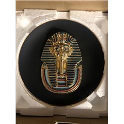 22KT GOLD, FINE PORCELAIN & HAND PAINTED COLLECTOR PLATE "THE GOLDEN MASK OF TUTANKHAMUN"