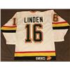 Image 2 : TREVOR LINDEN SIGNED CANUCKS CAPTAIN JERSEY