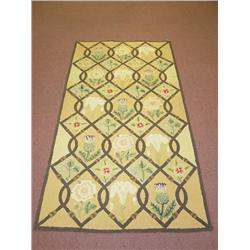 EARLY 20TH CENT. FLORAL HOOKED RUG DECORATED W/ L