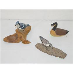 LOT (3) MINIATURE CARVED & PAINTED BIRDS: (1) SHO