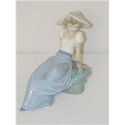 6 LLADRO FIGURE OF YOUNG GIRL SEATED ON