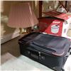 Image 1 : 2 PIECE SUITCASE AND LAMP