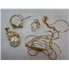 Image 2 : 3 TRAYS OF GOLD TONE JEWELLERY