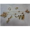 Image 3 : 3 TRAYS OF GOLD TONE JEWELLERY
