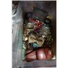 Image 2 : TOTE OF COSTUME JEWELLERY