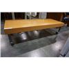 Image 3 : COFFEE TABLE ON CASTORS