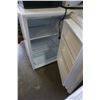 Image 3 : WHITE SANYO BAR FRIDGE