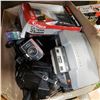 Image 3 : BOX OF POLAROID AND VINTAGE CAMERAS