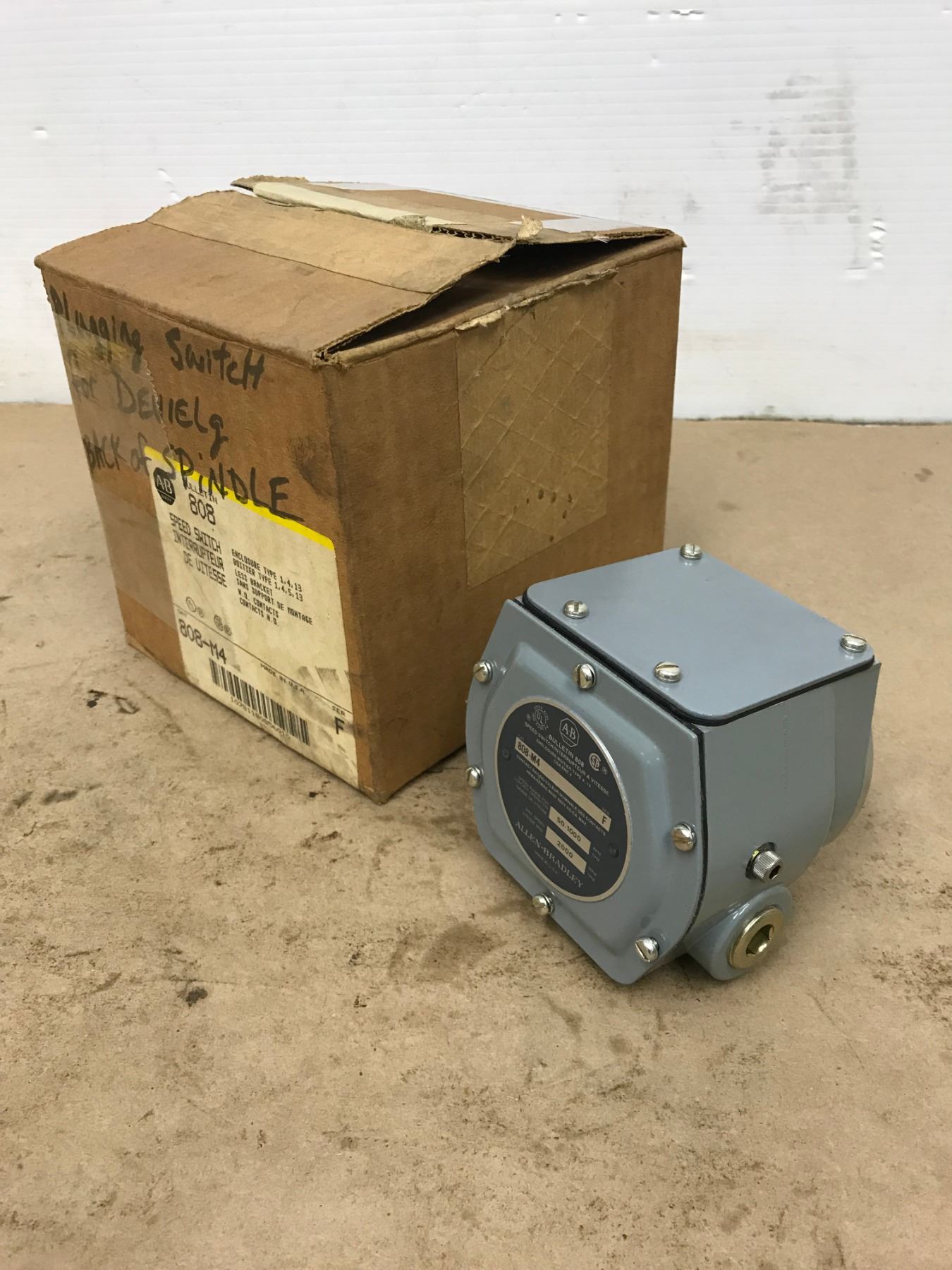 DEVLIEG PLUGGING SWITCH ALLEN BRADLEY 808-M4