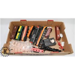 FLAT OF ASSORTED TOY TRAIN SET PIECES