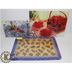 LOT OF THREE GLASS CUTTING BOARDS
