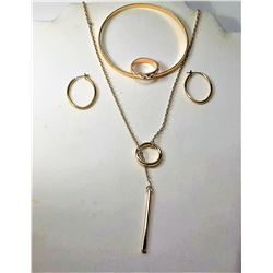 16)  GOLD TONE SUITE OF JEWELLERY