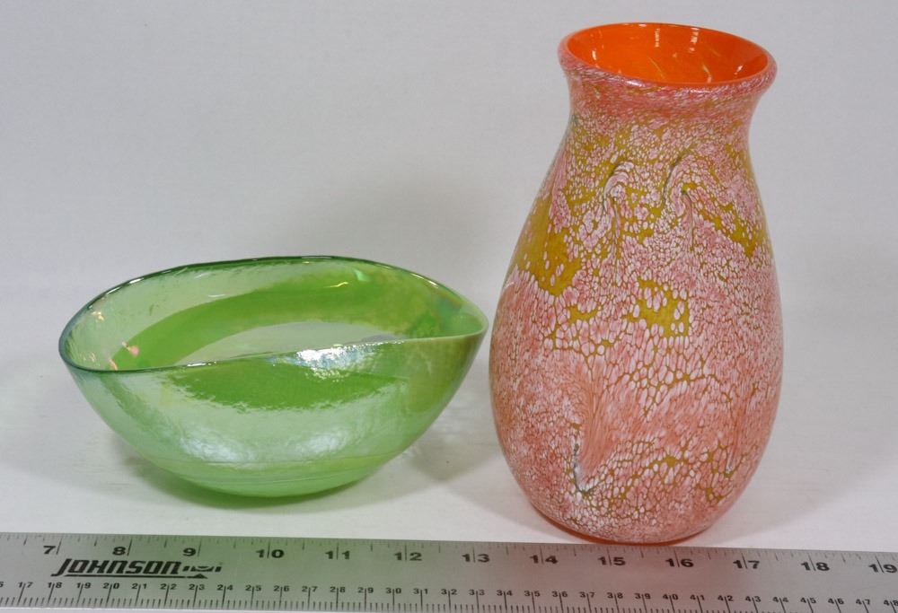 DECORATIVE ORANGE VASE AND GREEN BOWL. Kastner Auctions