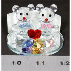 SMALL CRYSTAL DISPLAY OF 2 TEDDY BEARS WITH