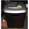 Image 1 : STAPLES PAPER SHREDDER