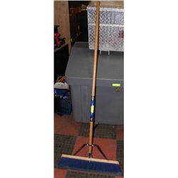 JOBSITE ROUGH SURFACE PUSH BROOM
