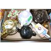 Image 1 : Flat with Tea Pots
