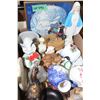 Image 1 : Flat of Miscellaneous Items (Decorator Plate, Cups/Saucers, etc.)