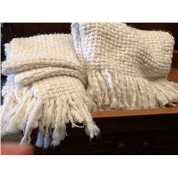 GR OF 2 SINGLE SIZE THROWS