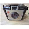 Image 3 : LOT OF 2 BROWNIE CAMERAS (BROWNIE BULLET, BROWNIE HOLIDAY FLASH)