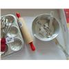 Image 3 : CHILDS VINTAGE WOOD AND ALUMINUM BAKING SET