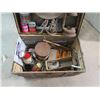 Image 2 : STEAMER TRUNK AND CONTENTS OF COLLECTIBLES (28" X 17" X 19")