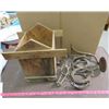 Image 1 : BOX OF TRAPS, BUGGY STEPS, HORSE SHOES