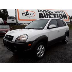 D4 --  2005 HYUNDAI TUCSON , White , 218203  KM's