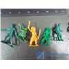 Image 3 : Bag of Plastic Army Men & Cowboy & Indian Figures