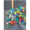 Image 5 : Bag of Plastic Army Men & Cowboy & Indian Figures