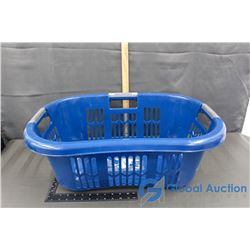 Rubbermaid HipHugger Laundry Basket