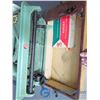 Image 4 : 1950's Green Singer Sewing Machine w/Case