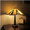 Image 3 : Tiffany-style Victorian 2 Light Table Lamp 16" Wide