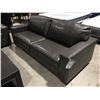 Image 3 : 2 PCE GREY LEATHER UPHOLSTERED SOFA & LOVESEAT SET