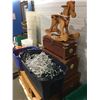 Image 2 : PALLET LOT OF MISC. ITEMS -STORAGE BINS WITH CONTENTS/WICKER BASKETS/TRUNKS ECT