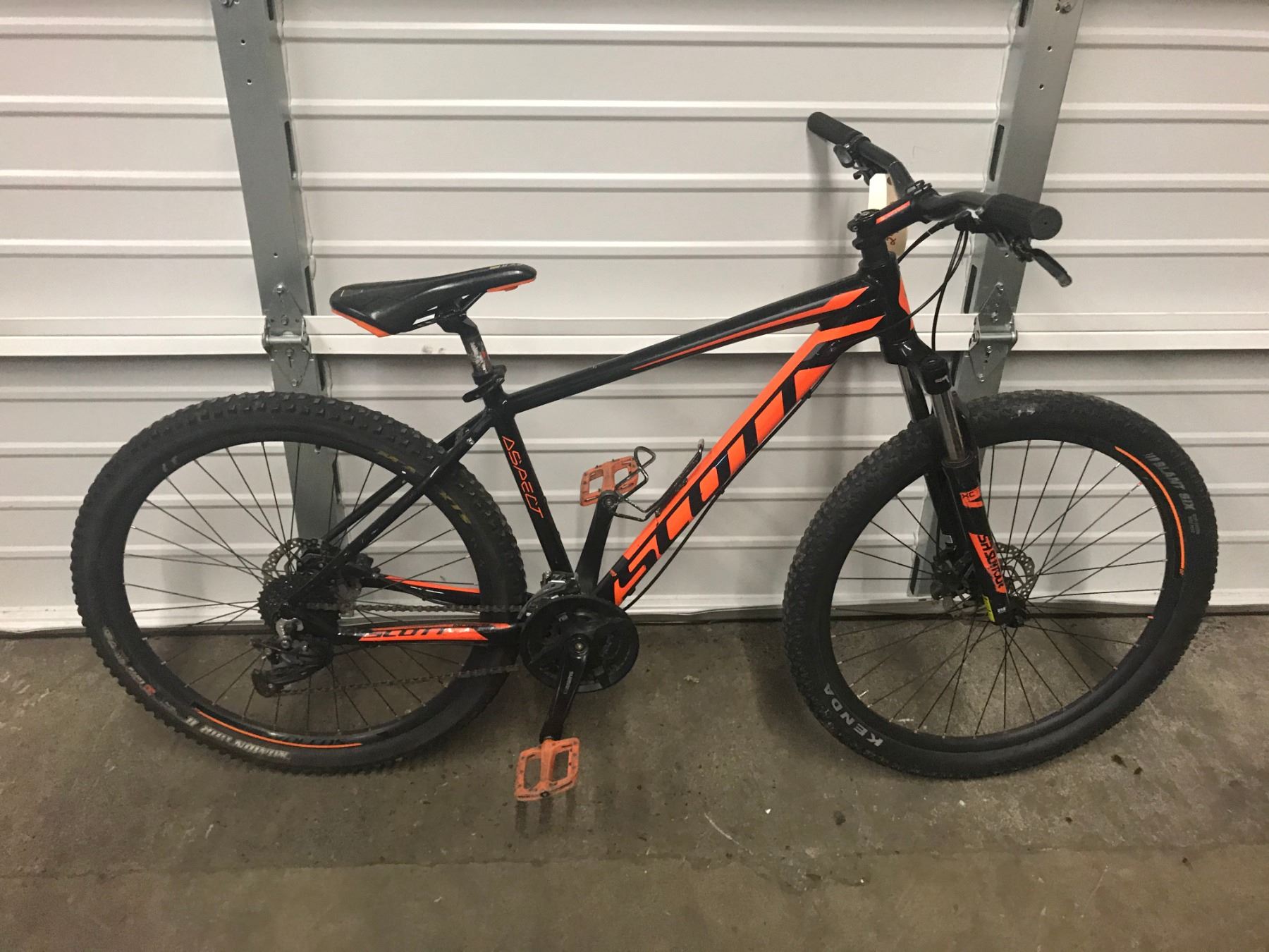 BLACK ORANGE SCOTT MOUNTAIN BIKE Able Auctions black-orange-scott-mountain-bike-able-auctions