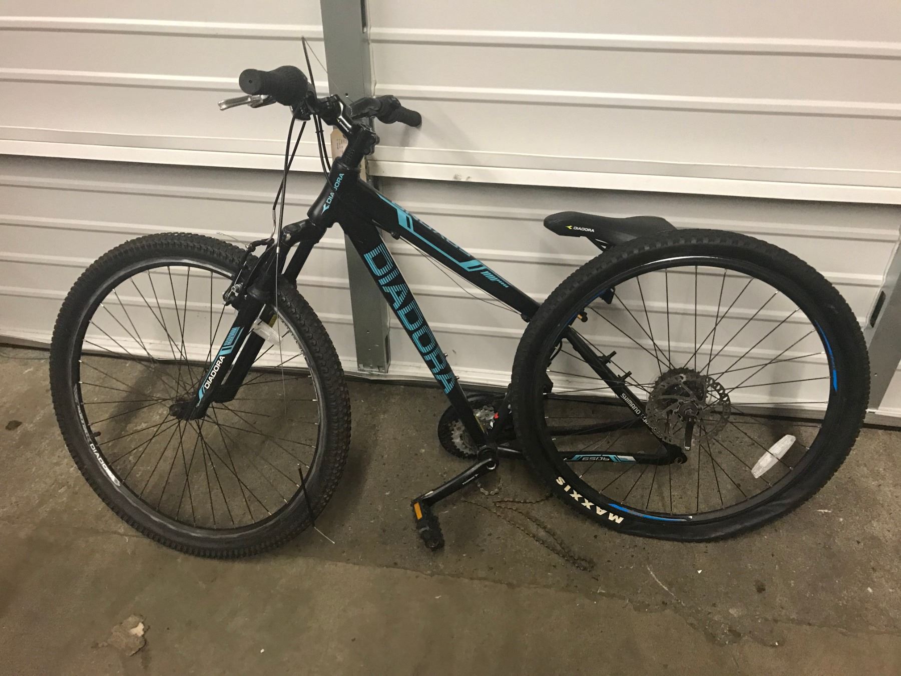 BLACK DIADORA MOUNTAIN BIKE