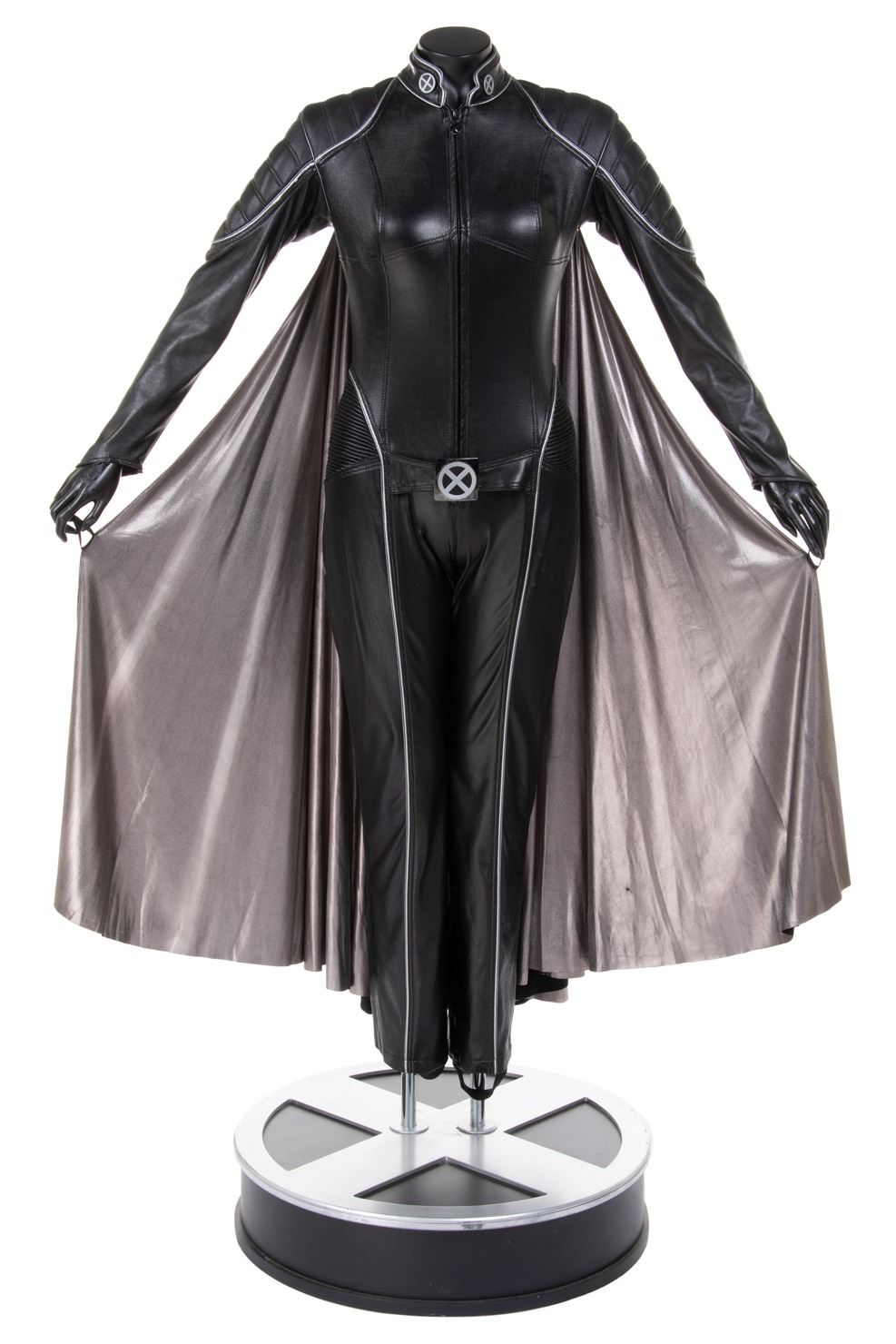 Halle Berry 'Storm' black leather battle suit with silver cape on life ...