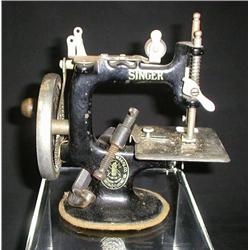 Sewing Machine  Singer child's machine 7" X 7.25"