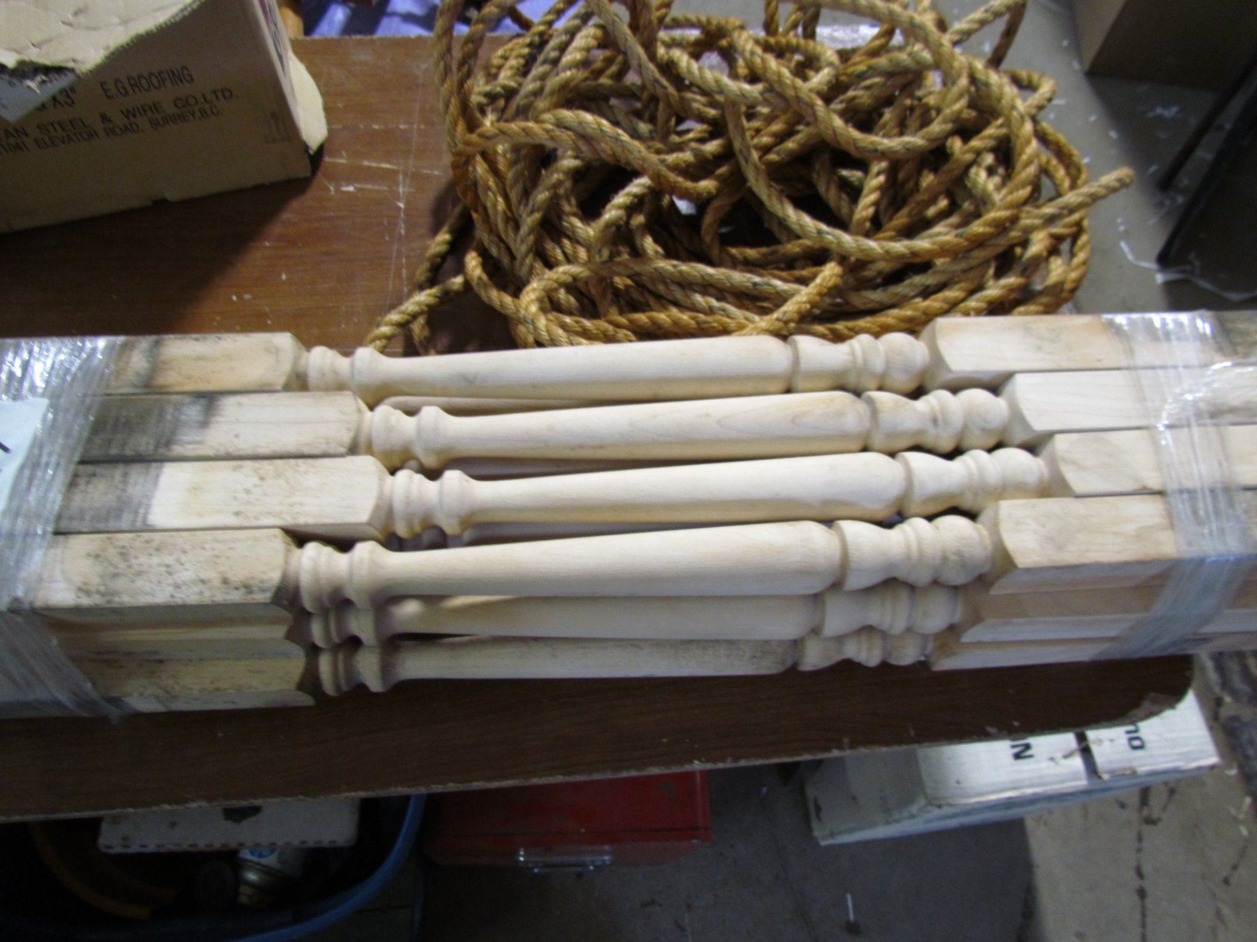 16 WOODEN SPINDLES (36 INCH) AND ROPE