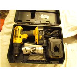 DEWALT 18 VOLT CORDLESS DRILL W/ BATTERY & CHARGER