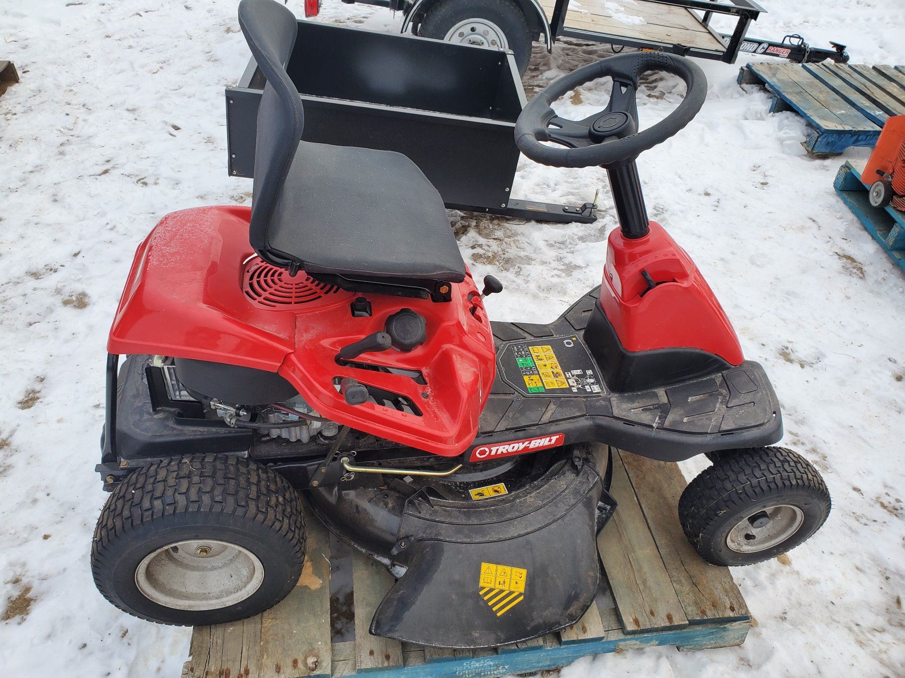 RIDING MOWER (TROYBUILT) *30 INCH CUT* (LIKE NEW) RIDING MOWER (TROYBUILT) *30 INCH CUT* (LIKE NEW)