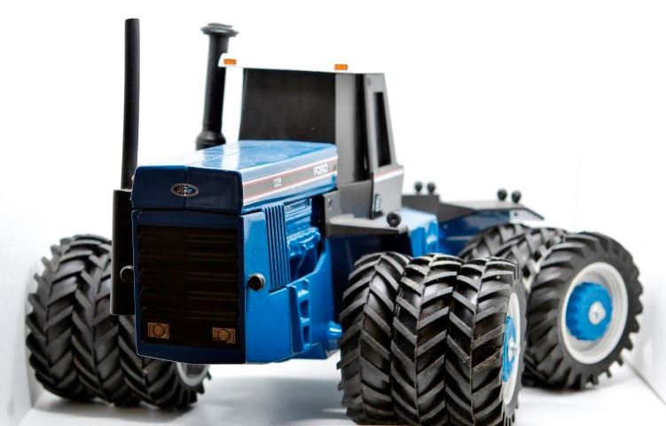 Ford Versatile 1156 triples 1:16