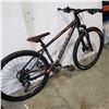 Image 3 : BLACK AND ORANGE SCOTT BIKE