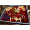 Image 2 : GLASSTOP COUNTER TOP DISPLAY CASE W/ COLLECTABLES