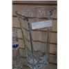 Image 2 : 2 CRYSTAL VASES AND HOURGLASS TIMER