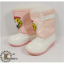 UNUSED PAIR OF SIZE 9 GIRLS "SNOOPY" WINTER BOOTS.