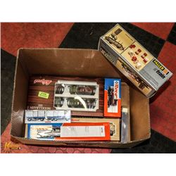 BOX OF ASSORTED TRAIN CARS AND ACCESSORIES