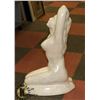 Image 2 : PORCELAIN WOMAN FIGURE