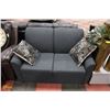 Image 1 : NEW GREY FABRIC LOVE SEAT WITH ACCENT CUSHIONS 59"
